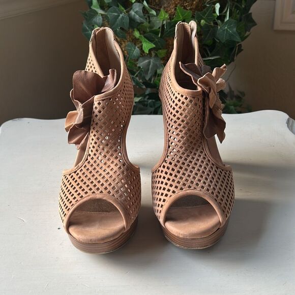 Women's Perforated Leather Platform Peep-Toe Heeled Sandals - Tan EUC Size 9M - Picture 7 of 16
